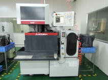 金型精密加工の放電加工機