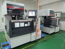 金型精密加工の放電加工機