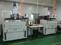 金型精密加工の放電加工機